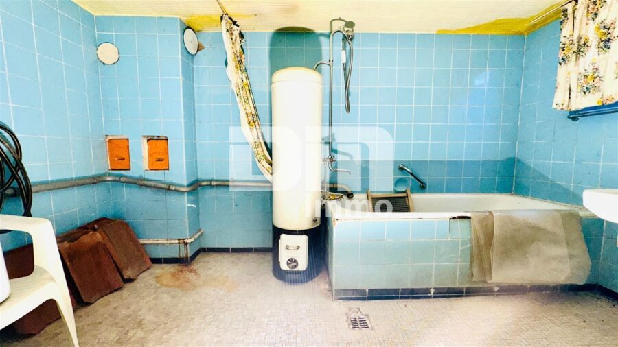 (R)eserviert!Sanierungsimmobilie in hervorragender Wohnlage mit viel Potential - KG Badezimmer / Badewanne